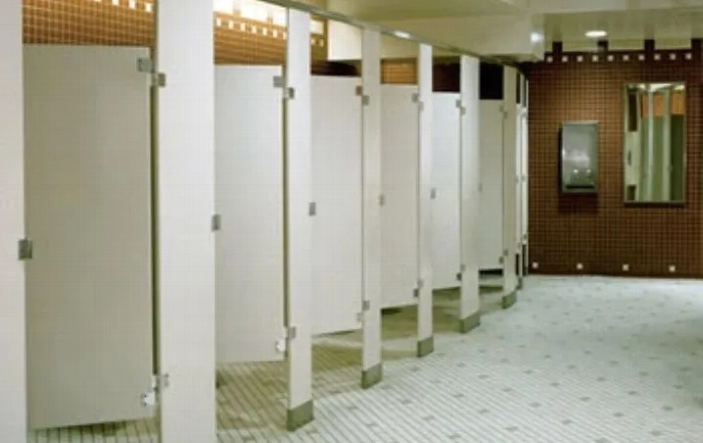 Imagen Dan 60 años de prisión a conserje de escuela por grabar a alumnas en los baños