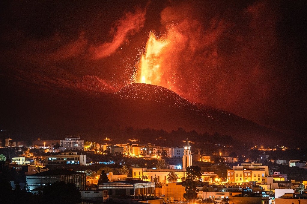 Imagen Erupción volcánica de 'La Palma' entra en fase explosiva; cierran aeropuerto 