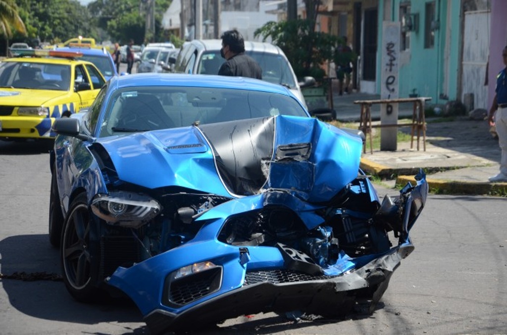 Imagen Choca y es pérdida total auto valuado en un millón de pesos en Veracruz
