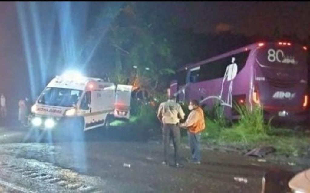 Imagen Deja 10 lesionados autobús que se salió de la carretera La Tinaja-Cosamaloapan