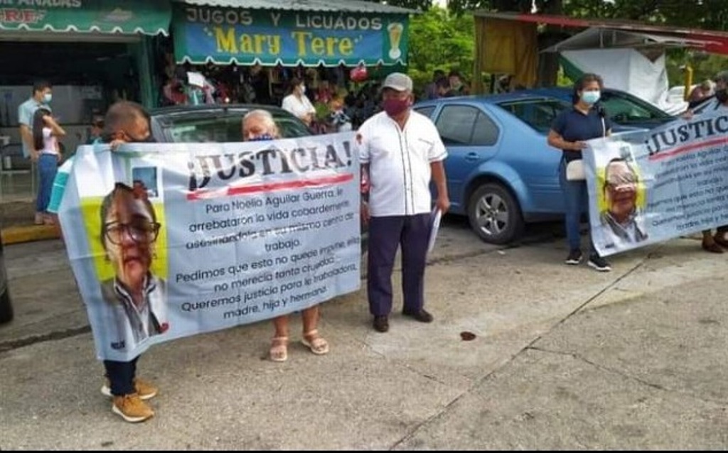 Imagen Ciudadanos exigen justicia a López Obrador en su visita a Minatitlán