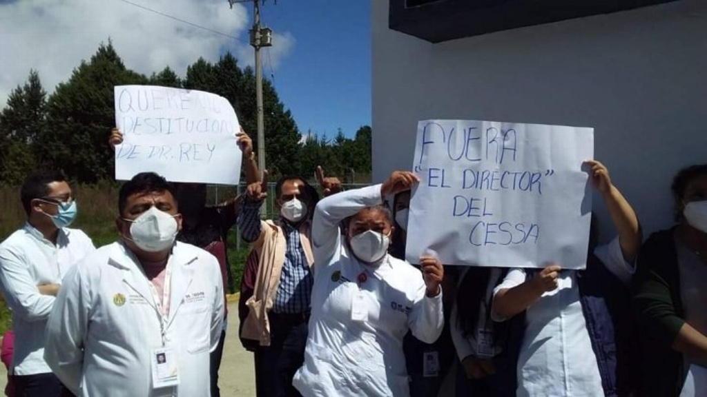 Imagen Toman centro de salud de Soledad Atzompa; exigen destitución del director