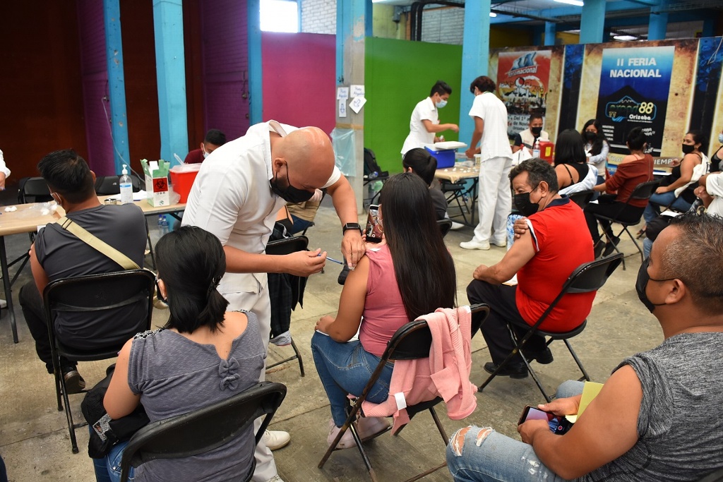 Imagen Terminó vacunación antiCOVID en los 212 municipios de Veracruz con primera dosis: AMLO