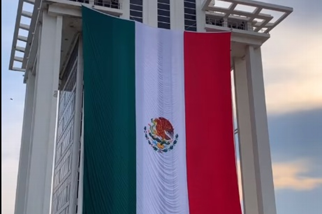 Imagen Izan bandera de México en Torre de Pemex en Veracruz (+Video) 