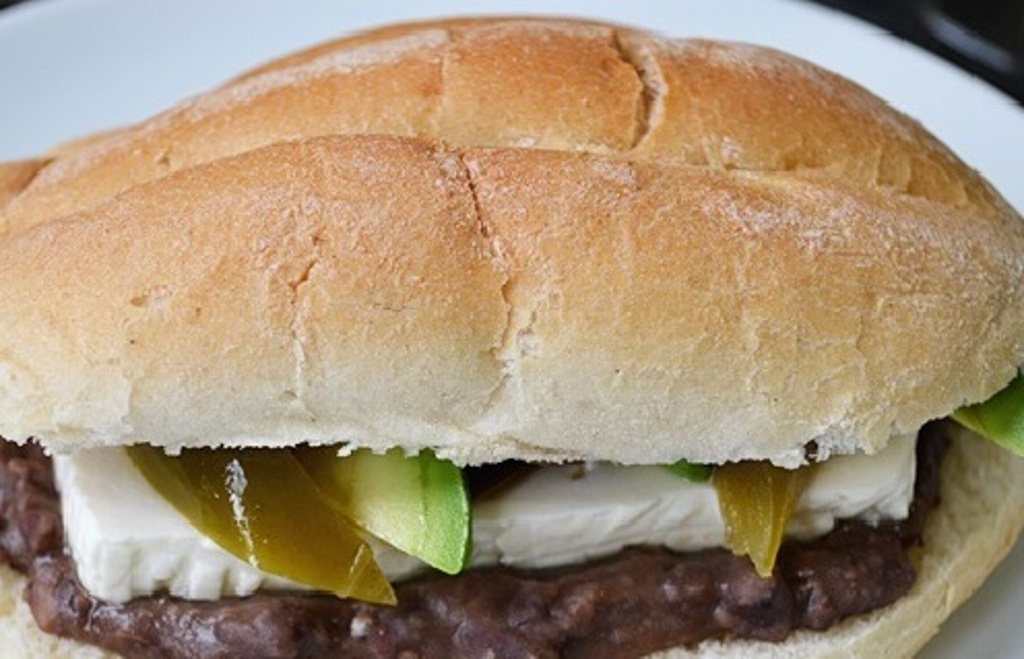 Imagen Haitianos regresan 125 tortas de frijol que les regalaron en Veracruz porque 'no les gusta'