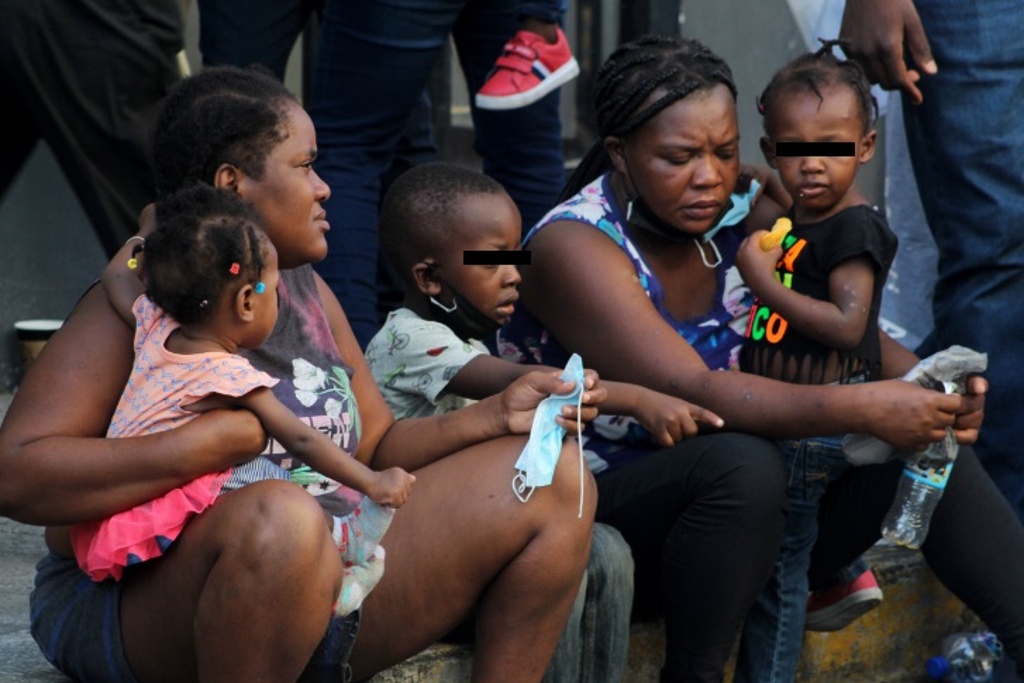 Imagen Haitianos convirtieron la central camionera de Veracruz en un 'campo de descanso'