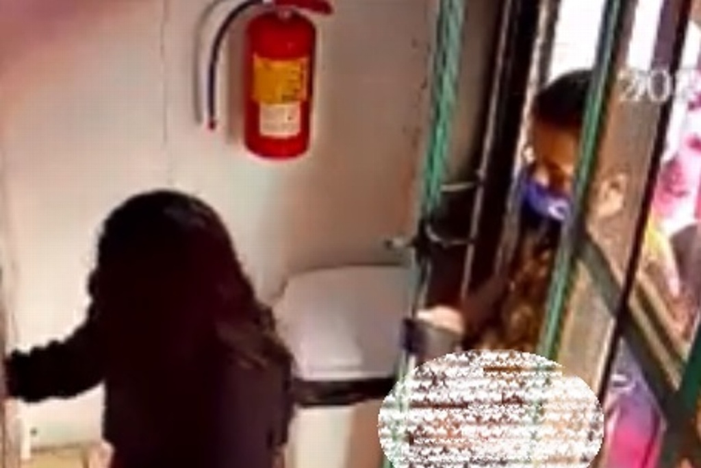 Imagen Graban a hombre 'tocándose' en la fila de una farmacia (+Video)