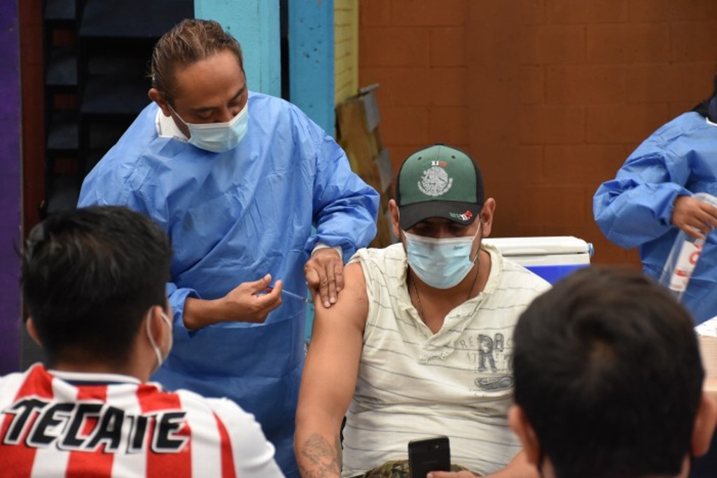 Imagen Aplican segunda dosis a mayores de 18 años en Xalapa