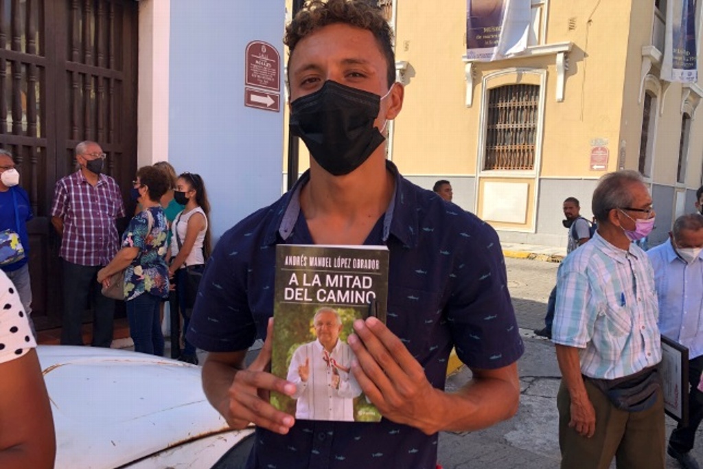 Imagen Joven de Chihuahua busca a AMLO en Veracruz para pedirle autógrafo