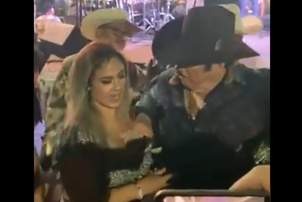 Imagen ¡Otra vez! Captan a Lalo Mora manoseando a una fan