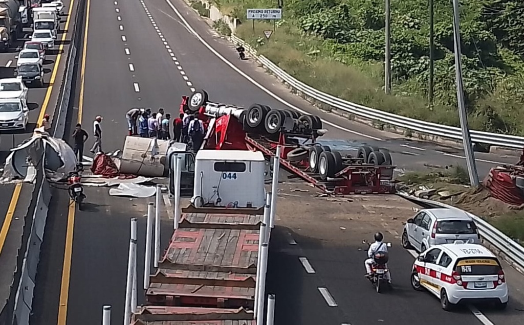 Imagen Vuelca tráiler en autopista Veracruz-Cardel; el conductor quedó prensado 