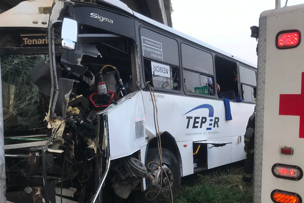 Imagen Catorce empleados de Tamsa lesionados y un prensado tras fuerte choque (+Fotos)