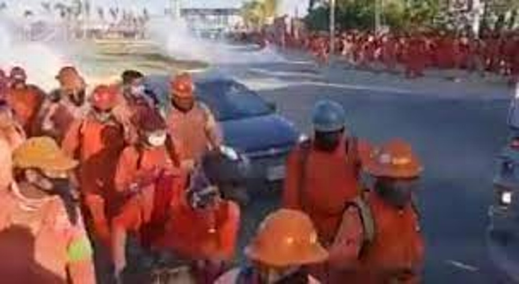 Imagen Antimotines arrojaron gas lacrimógeno a trabajadores en Dos Bocas (+Video)
