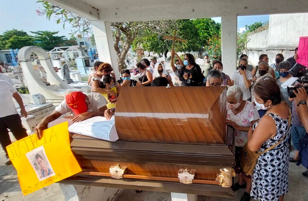 Imagen Pidiendo justicia despiden a joven asesinado Luis Felipe, egresado de la UV