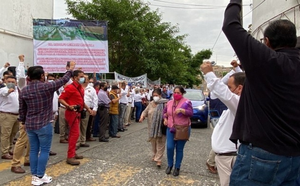 Imagen Petroleros protestan por mala atención en Hospital Regional de Pemex en Poza Rica