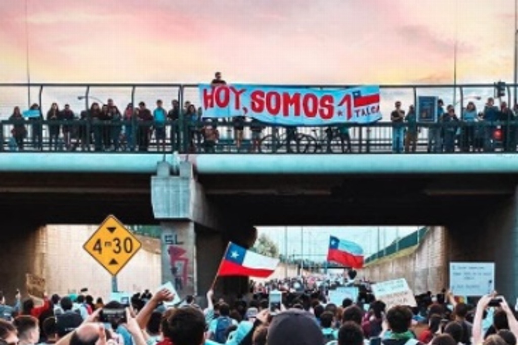 Imagen Disturbios y protestas en Chile dejan 2 muertos  y más de 400 detenidos 