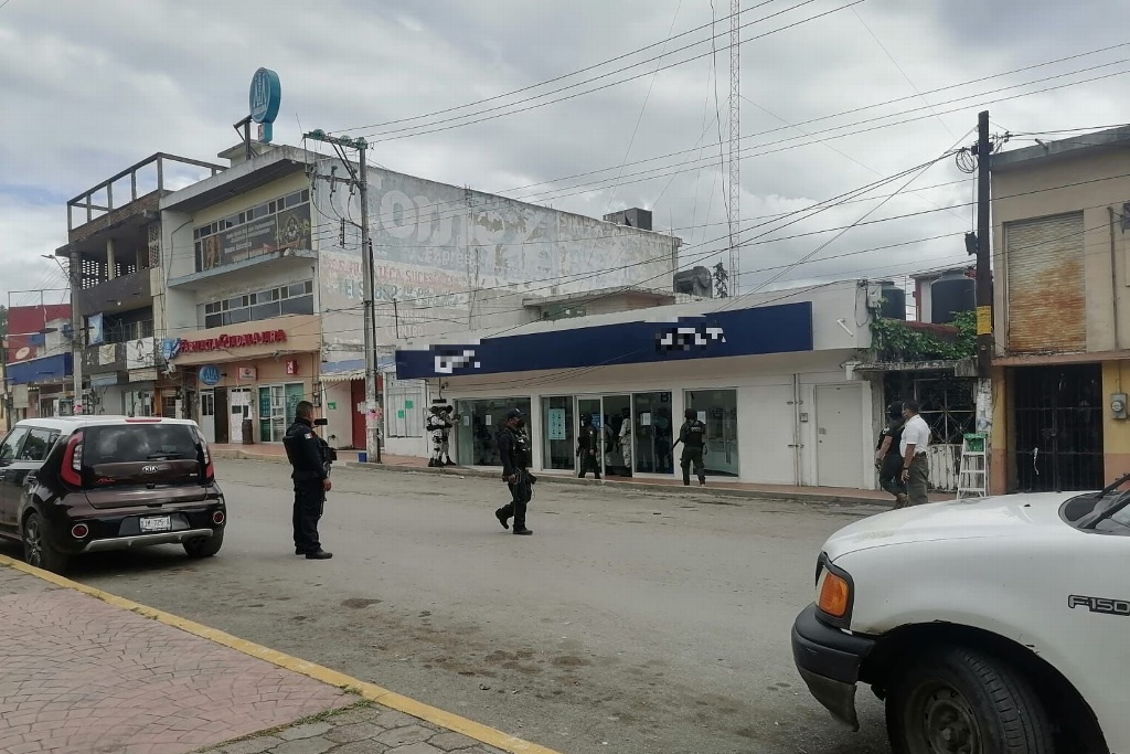 Imagen Privan de la libertad a una persona y toman de rehenes a 8 más en banco en Veracruz