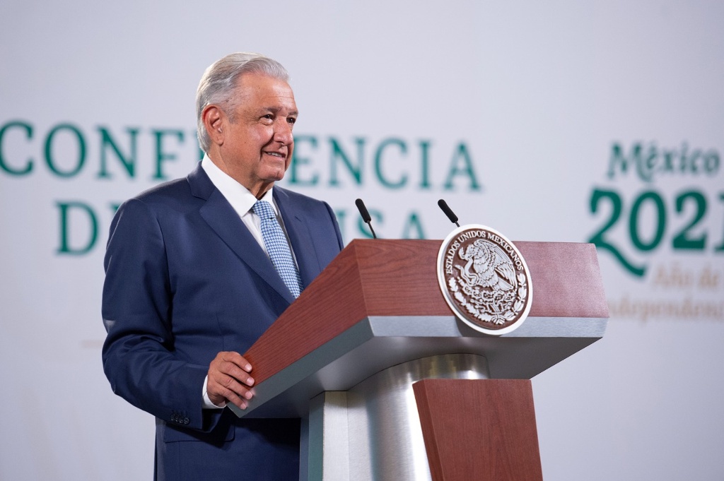 Imagen Lamenta AMLO fallecimiento de Celeste Batel, esposa de Cuauhtémoc Cárdenas