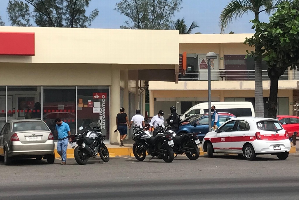Imagen Intensa movilización policiaca por asalto en banco de Veracruz