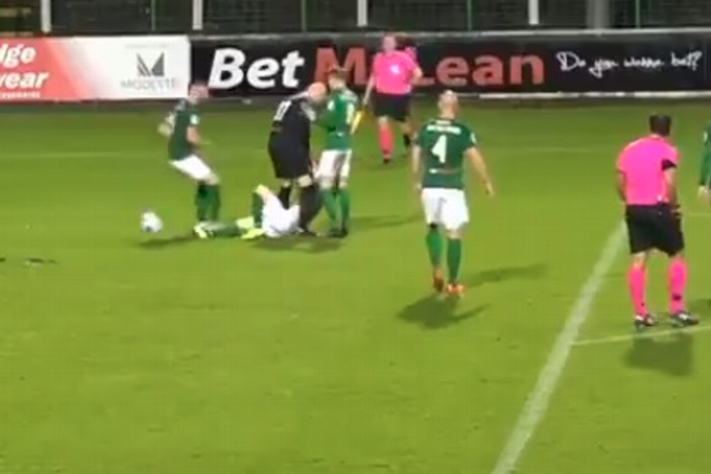 Imagen Portero se enoja porque le metieron gol y noquea a su compañero (+video)