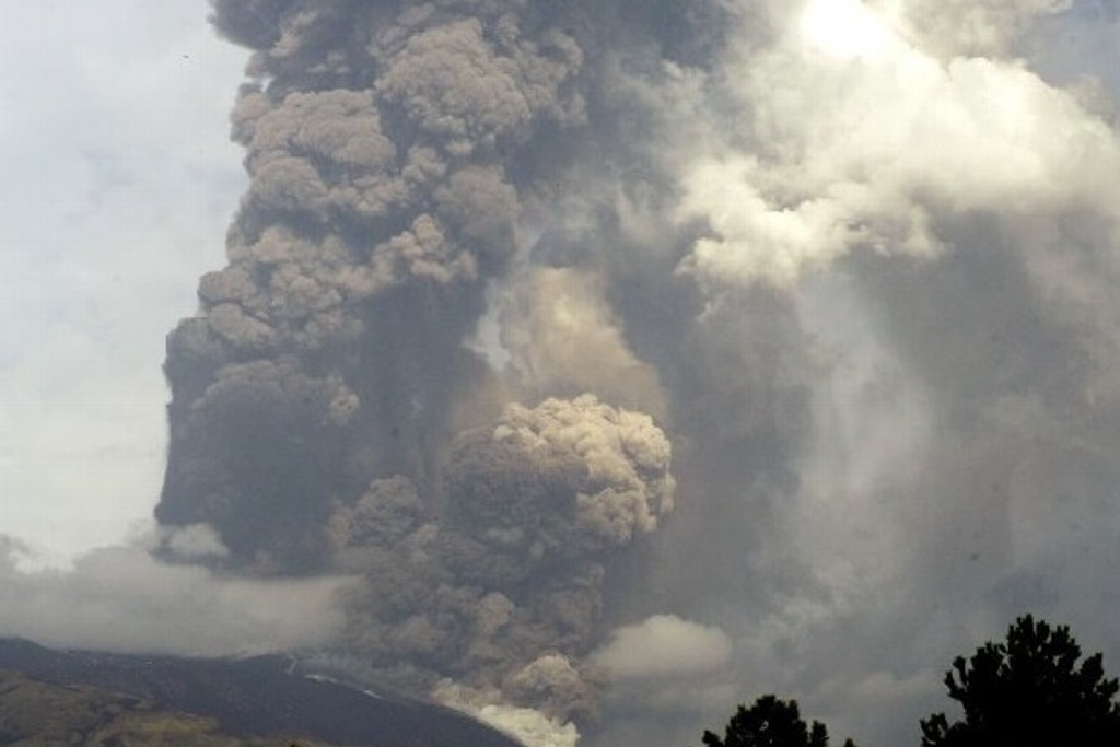 Imagen Volcán Etna registra nueva erupción y provoca caída de cenizas en Sicilia