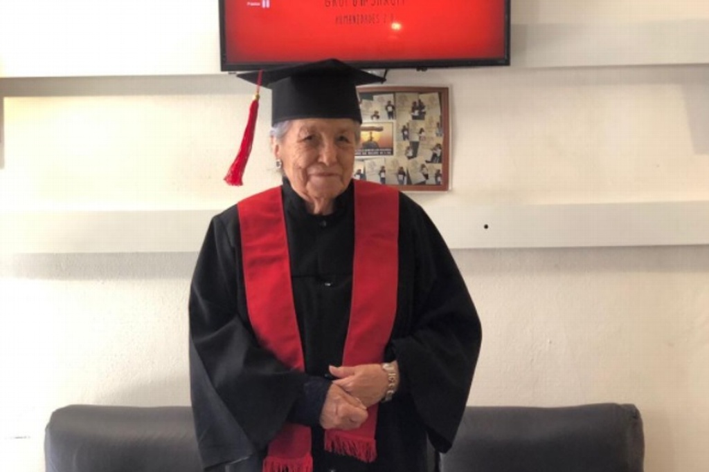 Imagen Se gradúa a sus 93 años como Licenciada en Administración