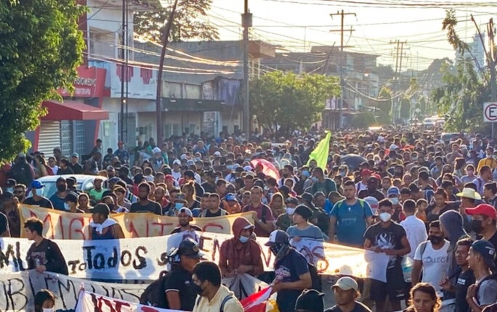 Imagen Intentan contener más de 2 mil migrantes que marchan desde el sur de México