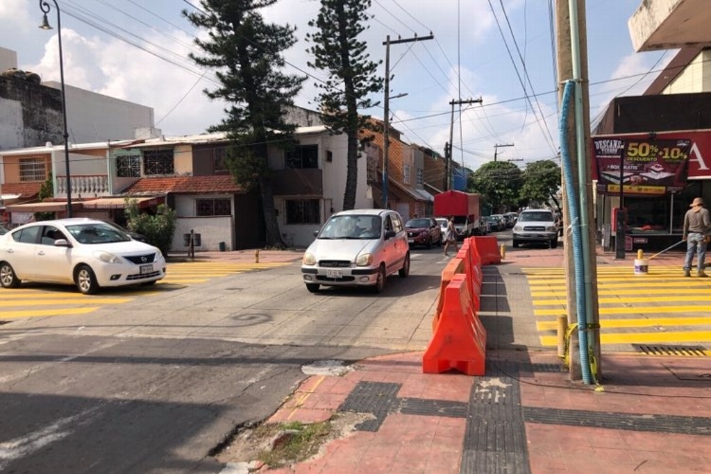 Imagen Cierran avenida para pintar rayas peatonales; es molesto dicen automovilistas