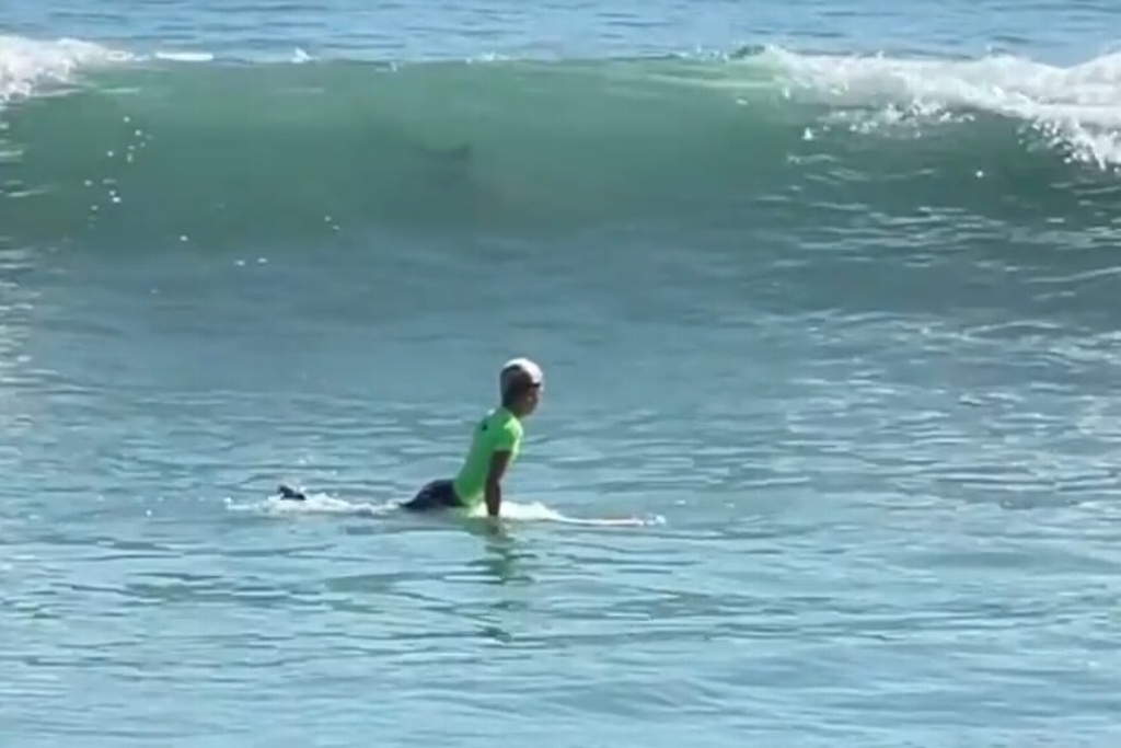 Imagen Tiburón acecha a niño de 11 años bajo las olas durante una competencia de surf