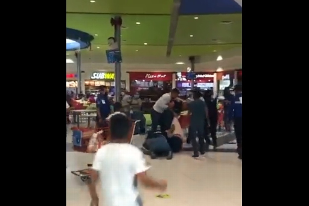 Imagen Captan pelea de dos familias por una mesa en plaza comercial (+Video)