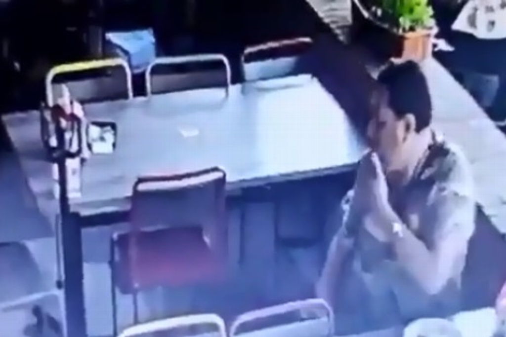 Imagen Sujeto roba propina de otra mesa en restaurante y se viraliza (+Video)