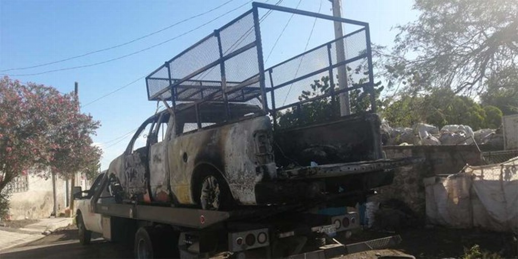 Imagen Bomberos apagan incendio en vehículo y encuentran dentro 6 cuerpos