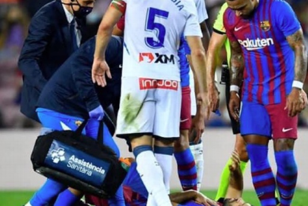 Imagen Futbolista del Barcelona se desploma en pleno partido