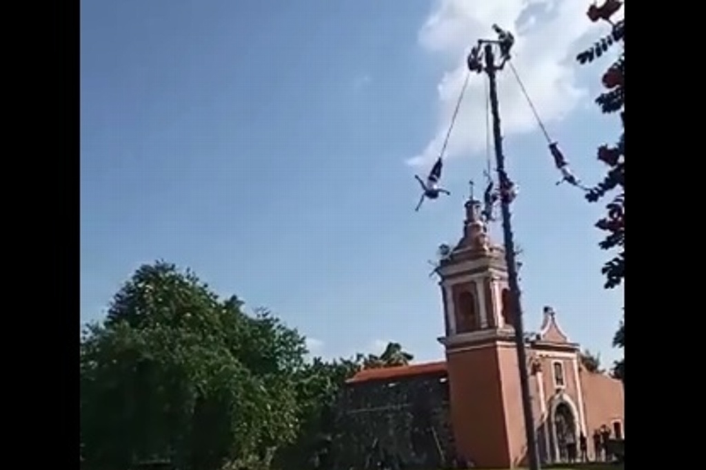 Imagen Cae volador de Papantla de 20 metros de altura tras romperse cuerda (+Video)