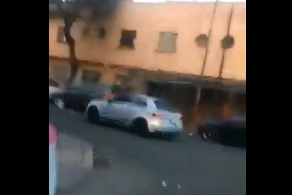 Conductor se lleva en el cofre a tránsito, lo arrolla y se da a la fuga ...