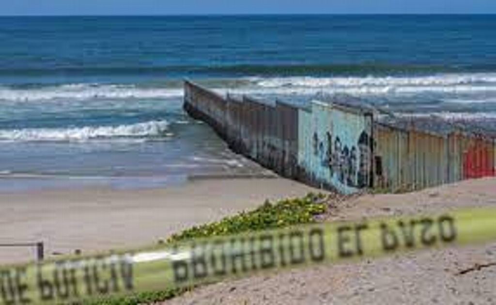 Imagen Muere migrante mexicana tratando de llegar nadando a EU 