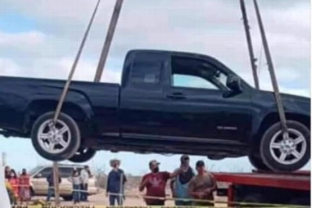 Imagen Entierran a hombre con todo y camioneta (+Fotos)