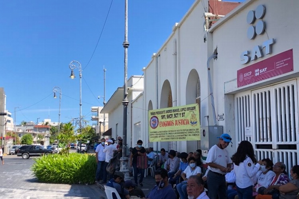 Imagen Toman oficinas del SAT en Veracruz y bloquean calle