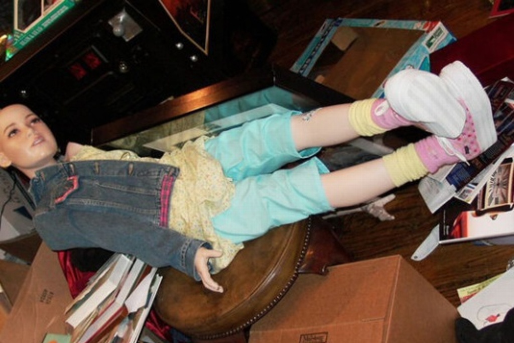 Imagen Objetos extraños y maniquíes vestidos de niños en el rancho abandonado de Michael Jackson (+Fotos)
