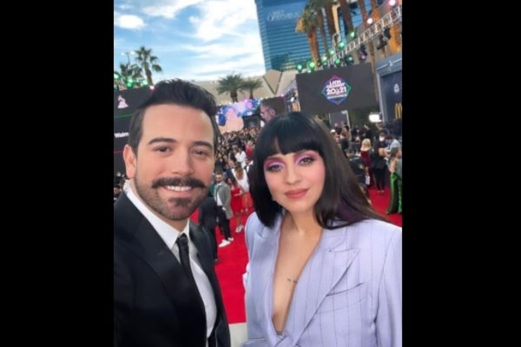 Imagen Mon Laferte y Mane de la Parra recuerdan en los Latin Grammy sus inicios en Veracruz (+foto)