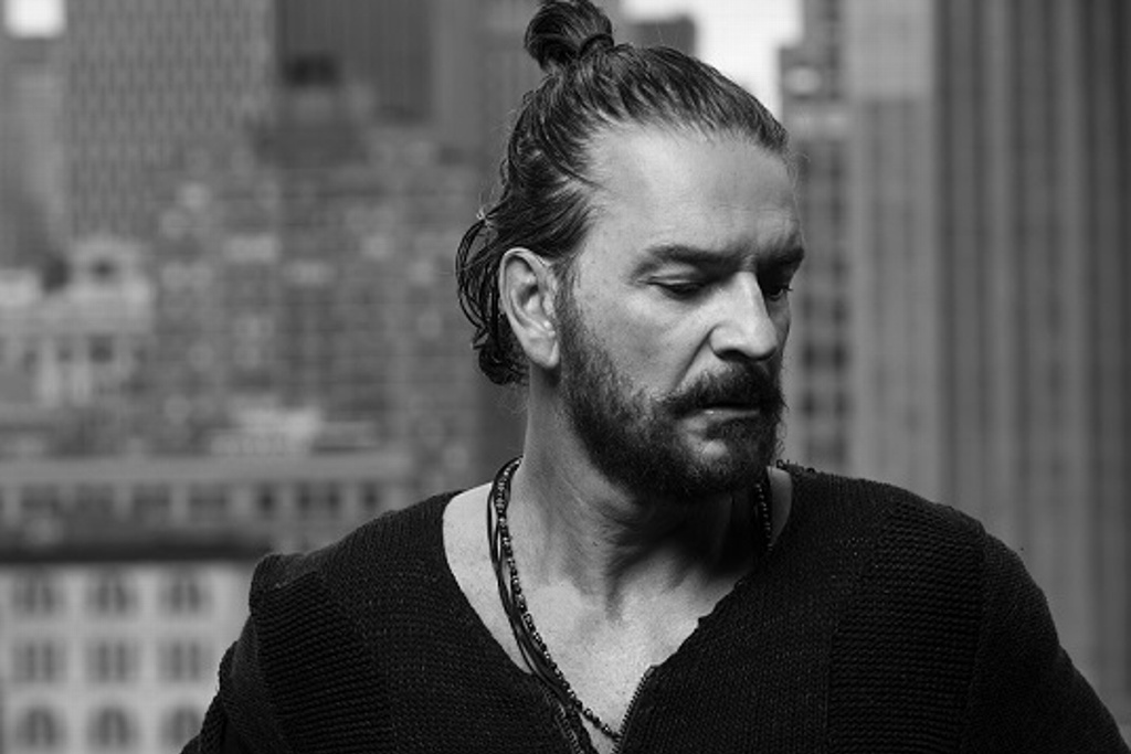 Imagen Ricardo Arjona estrena 'Fluye', de su álbum 'Negro' (+video)
