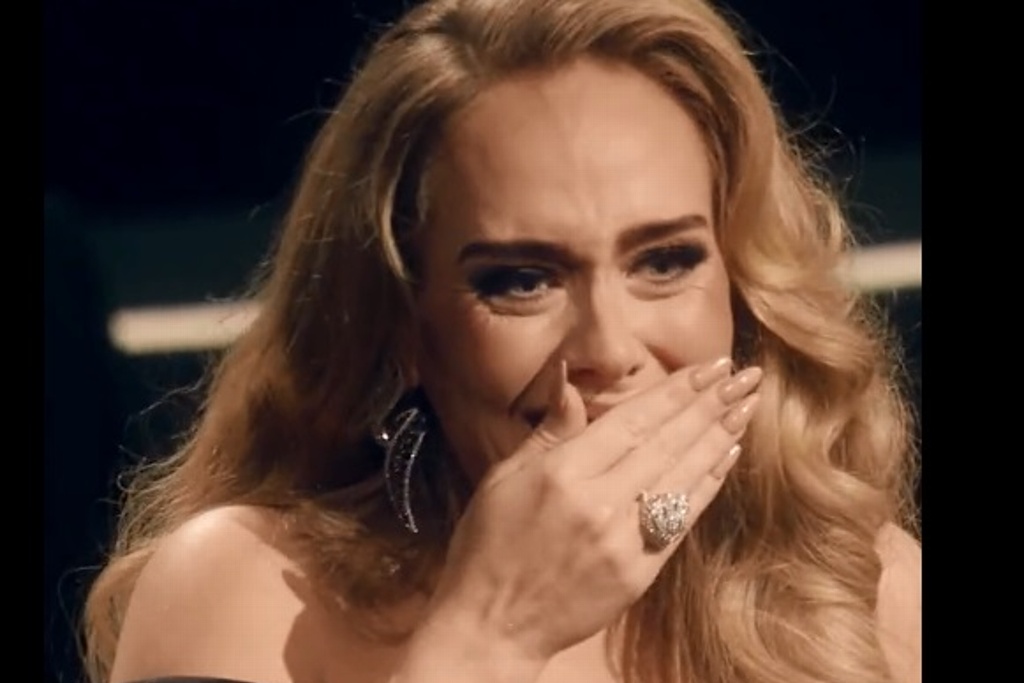 Imagen La cantante Adele rompe en llanto en el escenario (+Video)