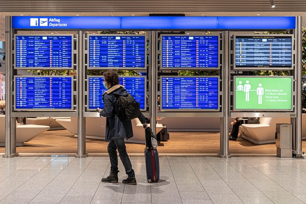 Imagen EU pide no viajar a Alemania y Dinamarca ante alza de casos de COVID-19