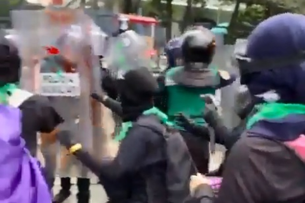 Imagen Encapuchadas se enfrentan con policías durante marcha en CDMX (+Video)