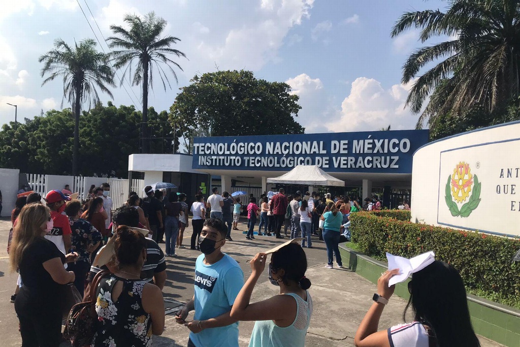 Imagen Con gran afluencia inicia vacunación contra COVID-19 a menores de 15-17 años en Veracruz