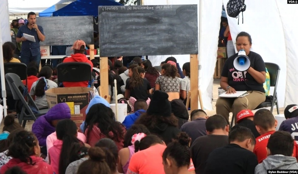 Imagen Niños migrantes asisten a escuela improvisada en frontera EU - México