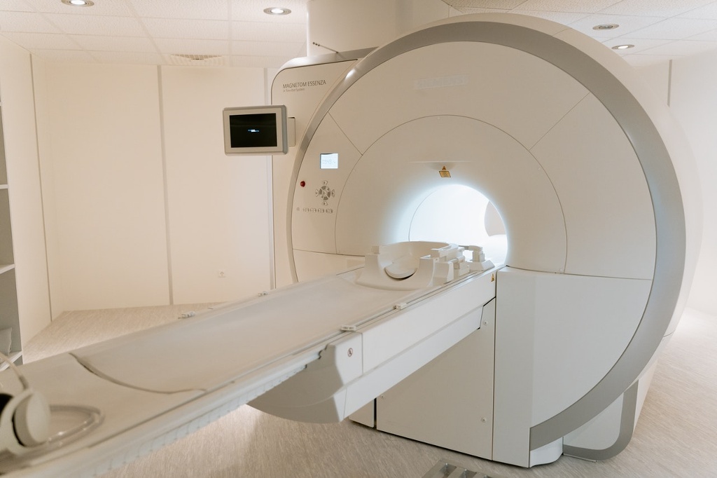 Imagen Diferencias entre tomografía y resonancia magnética 