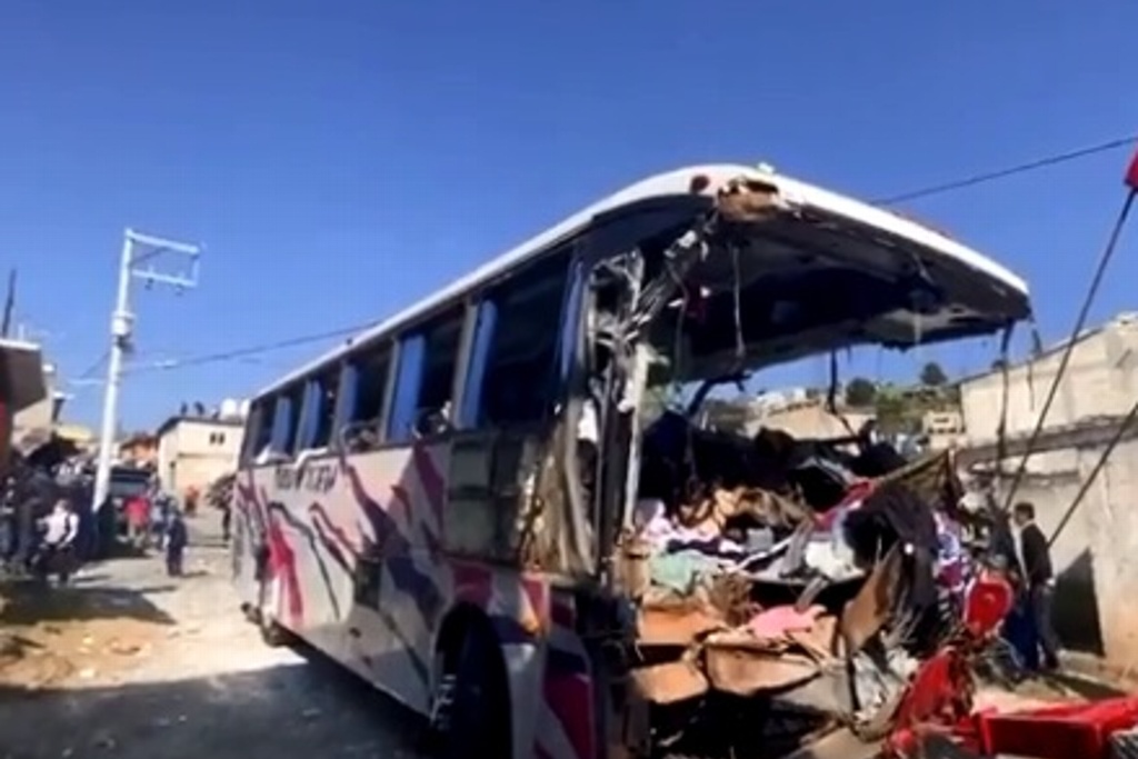 Imagen Suben a 21 los muertos por choque de autobús en Edomex