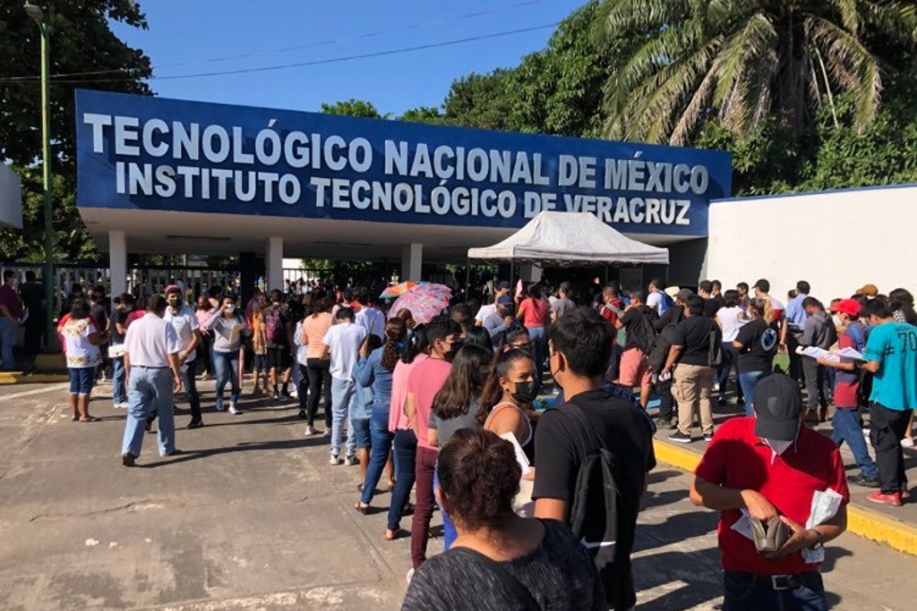 Imagen Largas filas para vacunar a jóvenes de 15 a 17 años en Veracruz
