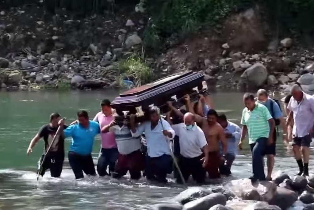 Imagen Se cayó el puente y tuvieron que cruzar el río con ataúd al hombro, en región de Veracruz